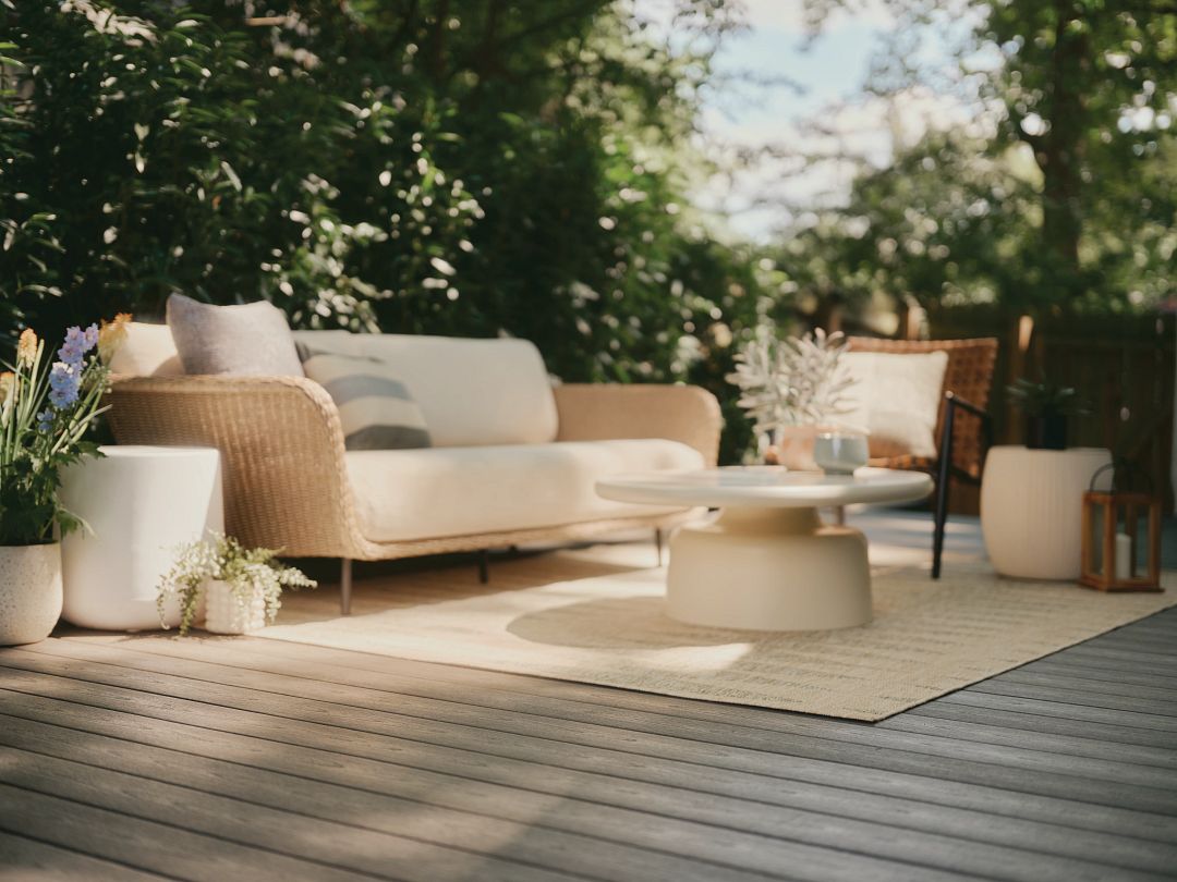 Patio en composite Fiberon Sanctuary Earl Grey avec salon extérieur confortable