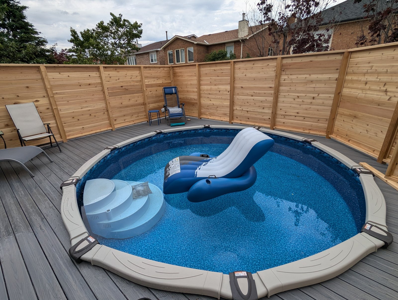 Terrasse de piscine en composite avec clôture d’intimité dans une cour de Brossard