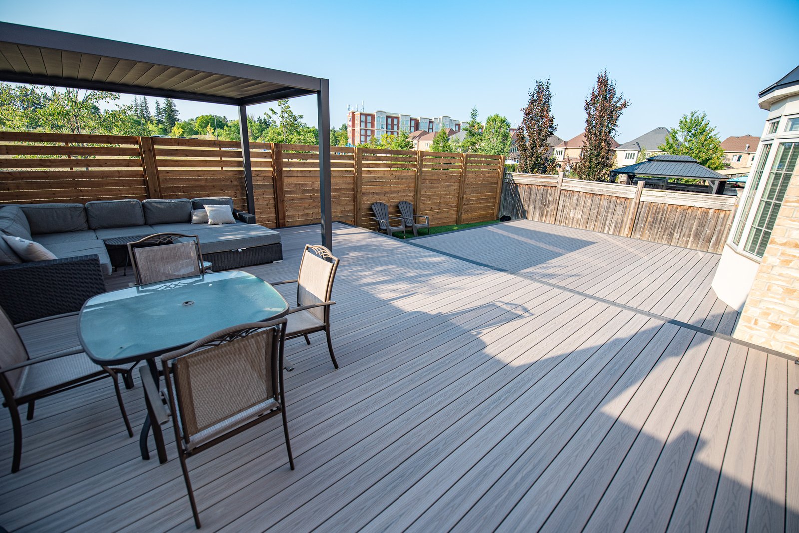 Grande terrasse en composite sans entretien dans une cour de Longueuil